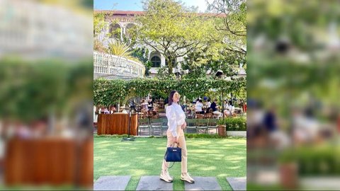 Kini Menginjak Usia Setengah Abad, Intip Foto-foto Keseruan Bella Saphira di Singapura yang Tetap Terlihat Cantik dan Awet Muda