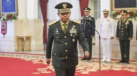 Meski Bintang 4 di Pundak, Panglima TNI Tak Gengsi Berdiri Antre Jajan di Pinggir Jalan 'Harga Merakyat'