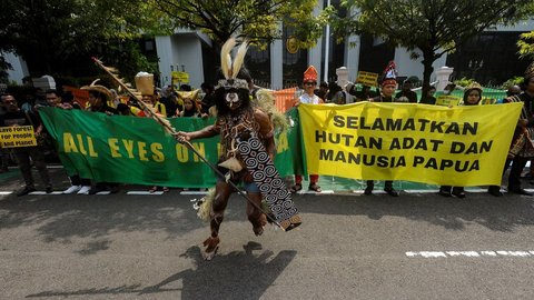 FOTO:  Menentang Ekspansi Kelapa Sawit, Masyarakat Adat Papua dan Aktivis Lingkungan Sampaikan 253.823 Petisi di Mahkamah Agung