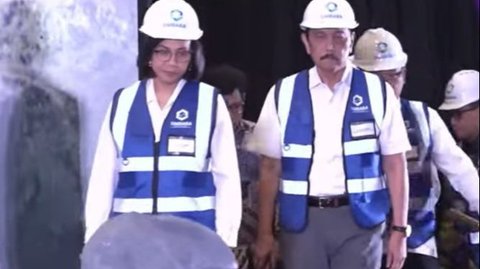 VIDEO: Momen Unik Sri Mulyani hingga Luhut Pakai Topi Proyek, Tenteng Blancong Pecah Batu