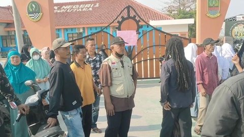 Kecewa Anak Dikeluarkan, Puluhan Orang Tua Siswa SMKN 1 Tambun Utara Nekat Kunci Gerbang Sekolah