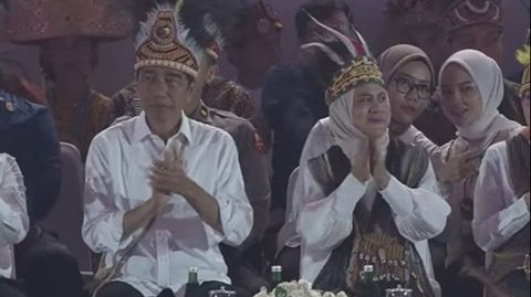 VIDEO: Jokowi Balas Hormat Berdiri Tegak Depan Ribuan Anak Ramaikan Puncak Hari Anak di Papua