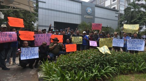 FOTO: Geruduk Kantor Dewan Pers, Puluhan Anggota PWI Desak KLB