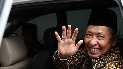 VIDEO: Profil Hamzah Haz, Eks Wartawan & Kiai NU Hingga Kalahkan SBY Jadi Wapres Megawati