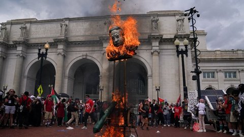 FOTO: Protes Kedatangan PM Israel, Pengunjuk Rasa Pro-Palestina di AS Bakar Boneka Netanyahu