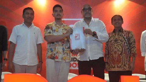 FOTO: Ketua Umum PSI Kaesang Pangarep Serahkan Surat Rekomendasi Pilkada 2024, Baju Batiknya Bikin Salfok