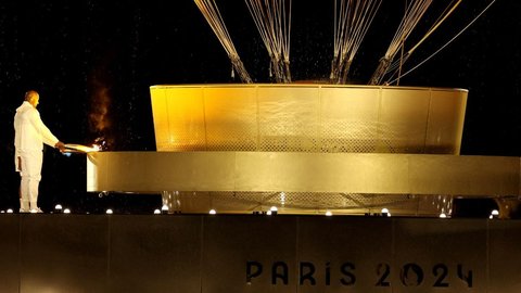 FOTO: Momen Api Olimpiade Paris 2024 Dinyalakan dan Diterbangkan dengan Balon Hidrogen Pertama di Dunia