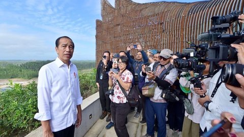 FOTO: Hari Kedua Ngantor di IKN, Jokowi Ajak Wartawan Keliling Kawasan Istana Kepresidenan