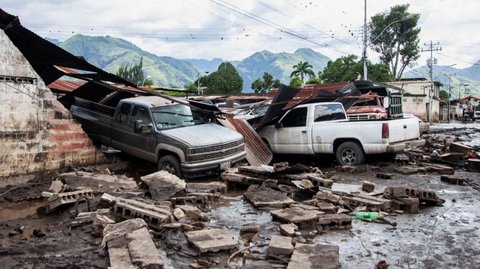 FOTO: Dahsyatnya Terjangan Banjir Akibat Badai Beryl di Venezuela, Mobil-Mobil Hancur hingga Lapisan Aspal Terlepas