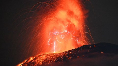 FOTO: Penampakan Erupsi Gunung Ibu di Maluku Utara, Muntahan Abu dan Lava Pijar Disertai Kilat