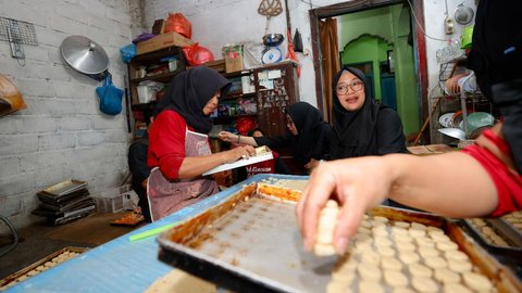 Berdayakan Pasien ODGJ, Usaha Rumahan Kue Kacang di Banyuwangi Beromset Ratusan Juta