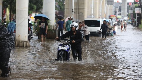 FOTO: Kondisi Jalan Ciledug Raya Terendam Banjir Usai Diguyur Hujan Deras Sejak Pagi