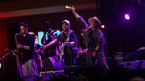 FOTO: Aksi Barry Likumahuwa Project Reunion feat Teddy Adhitya Hibur Pengunjung Pertamina Weekend Fest 2024