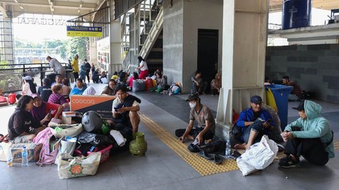FOTO: Bangunan Rumah Ludes, Puluhan Korban Kebakaran Terpaksa Mengungsi di Stasiun Manggarai