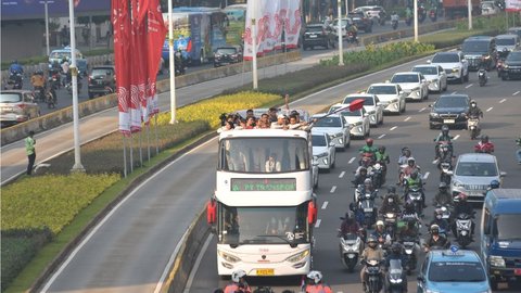 FOTO: Pawai Rombongan Atlet Olimpiade Paris 2024 Ramaikan Jalan Protokol Jakarta