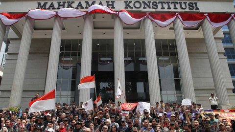 FOTO: Padati Depan Gedung MK, Massa dari Forum Guru Besar hingga Aktivis 98 Rapatkan Barisan Kawal Konstitusi dan Demokrasi