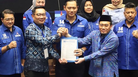 FOTO: Senyum Tipis AHY Serahkan Surat Rekomendasi Kepada Tiga Bakal Calon Gubernur, Ada Ridwan Kamil hingga Dedi Mulyadi