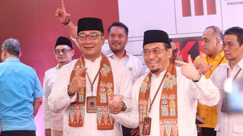 FOTO: Momen RK-Suswono Daftar Pilkada Jakarta, Semringah Didukung 15 Parpol hingga Angkat Salam The Jakmania