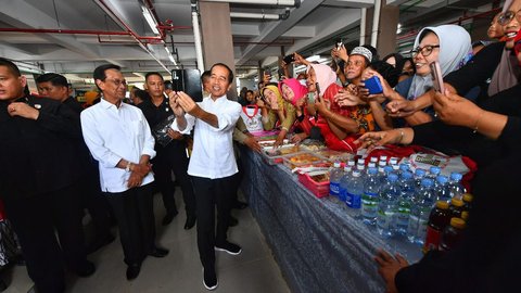 FOTO: Momen Kebersamaan Jokowi dan Sultan HB X di Yogyakarta, dari Blusukan ke Pasar hingga Bagikan Bansos