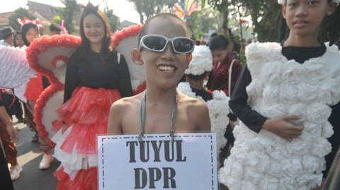FOTO: Semarak Pawai HUT Kemerdekaan RI ala Pelajar, Diwarnai Gaya Kocak Tuyul 'DPR'