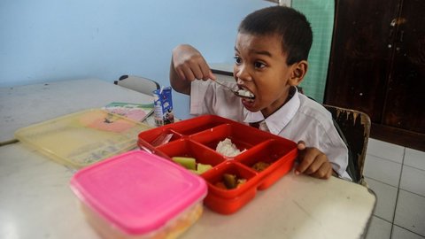 FOTO: Reaksi Murid SD Menikmati Makanan Bergizi Gratis Bersama Gibran