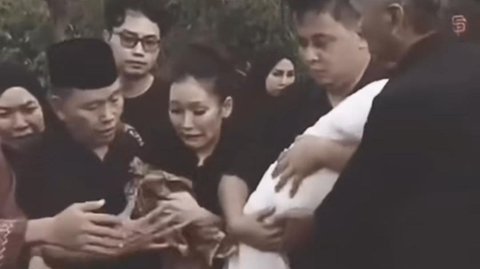 Tangis Ayu Ting Ting Pecah di Pemakaman Anak Kedua Syifa yang Meninggal Dunia di Usia 1,5 Bulan