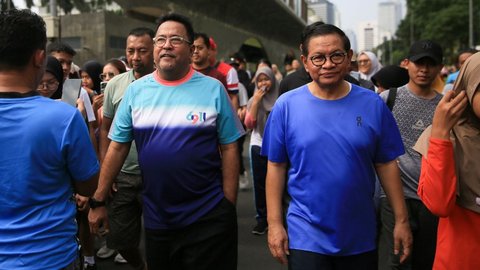 FOTO: Kompak Pakai Kaos dan Celana Pendek, Pasangan Pramono Anung-Rano Karno Olahraga Jalan Santai di CFD Jakarta