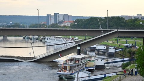 FOTO: Horor! Jembatan Carola di Jerman Ini Mendadak Ambruk Misterius