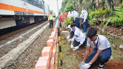 FOTO: Gerakan Green Commuter, KAI Ajak Pelajar Bikin Ribuan Lubang Biopori untuk Cegah Banjir di Jalur Kereta