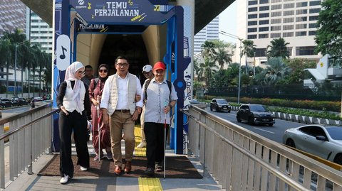 FOTO: Ridwan Kamil Ajak Penyandang Difabel Tinjau Akses Disabilitas di Halte Transjakarta