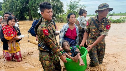 FOTO: Terjangan Topan Yagi Picu Banjir Dahsyat di Myanmar, Warga Dievakuasi Pakai Perahu hingga Ember