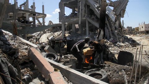 FOTO: Menolak Pasrah, Warga Jalur Gaza Hadapi Blokade Israel dengan Ciptakan Bahan Bakar dari Sampah