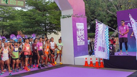 FOTO: Sandiaga Uno Lepas Ribuan Pelari Mengikuti Amartha 10x Run dari Gelora Bung Karno