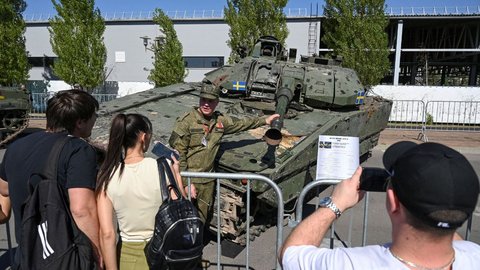 FOTO: Pameran Kendaraan Tempur Ukraina yang Disita Rusia di Rostov-on-Don, Ada Gambar Bendera Inggris hingga AS