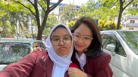 Potret Cantik Shakiena Azalea Putri Pasha Ungu Pakai Jas Almamater Kampus, Ibu Galau Dinggal Anaknya Kuliah di Bandung