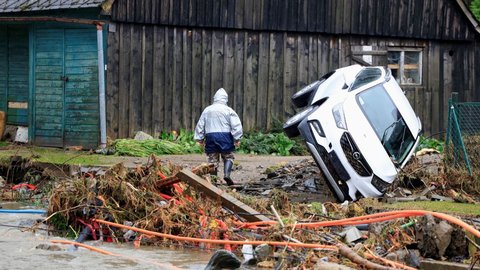 FOTO: Porak-Poranda Republik Ceko Usai Terjangan Banjir dan Angin Kencang, Mobil-Mobil Bergelimpangan hingga Rumah Hanyut