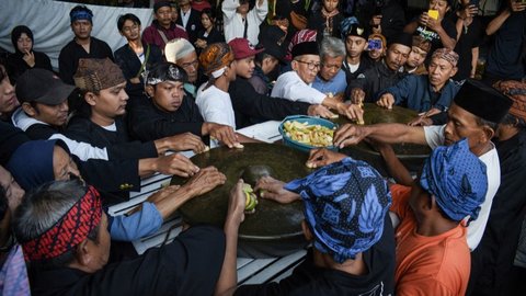 FOTO: Mengintip Tradisi Ngarumat Pusaka Saat Peringatan Maulid Nabi Muhammad