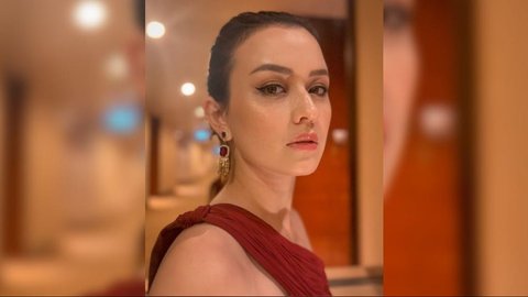 Tampil Mengenakan Gaun Merah, ini Potret Cantik Kimberly Ryder saat Hadiri Acara di Hong Kong