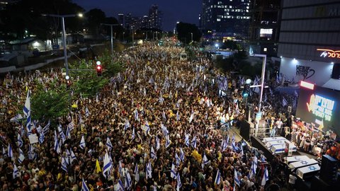 FOTO: Demo Anti Pemerintah Netanyahu, Massa Pengunjuk Rasa Israel Bentrok dengan Polisi Usai 6 Sandera Tewas di Gaza