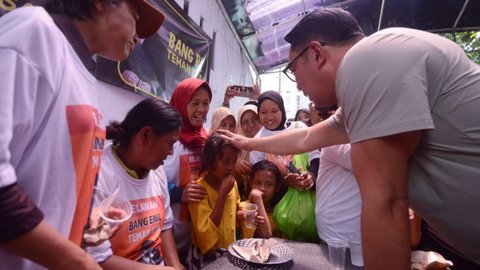 FOTO: Keakraban Ridwan Kamil Bincang Santai dengan Warga di Posko Makan Gratis Jakarta