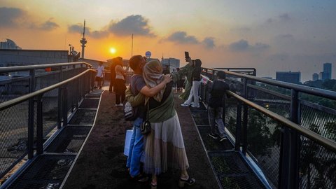 FOTO: Memburu Keindahan Senja dari Skywalk Senayan Park, Destinasi Wisata Primadona di Jakarta