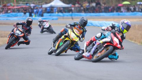 FOTO: Sengitnya Para Pembalap Bersaing di Seri Pertama Yamaha Cup Race 2024