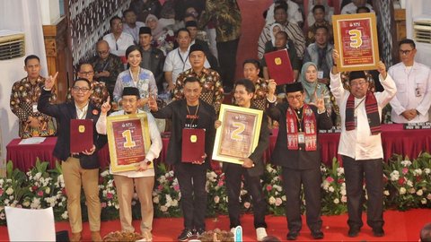 FOTO: Momen Tiga Pasangan Calon Gubernur Jakarta Pamer Nomor Urut untuk Bertarung di Pilkada DKI 2024