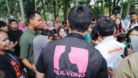 FOTO: Gaya Kaesang Curi Perhatian Pakai Rompi Bertuliskan Putra Mulyono