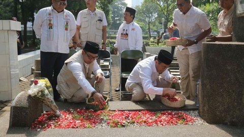 FOTO: Hari Pertama Masa Kampanye Pilkada Jakarta 2024, Pasangan Ridwan Kamil-Suswono Awali dengan Ziarah ke Makam MH Thamrin