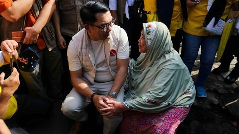 FOTO: Aksi Pendekatan Ridwan Kamil Menyambangi Warga Pancoran saat Blusukan di Hari Kedua Kampanye Pilkada Jakarta 2024