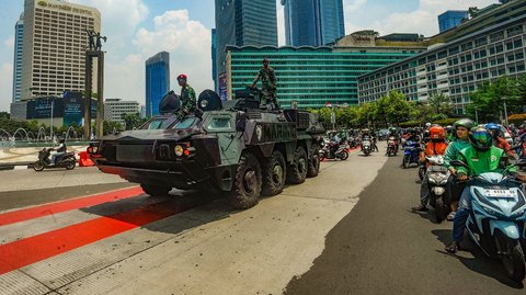 FOTO: Antusias Warga Ibu Kota Menyaksikan Defile Kendaraan Tempur TNI