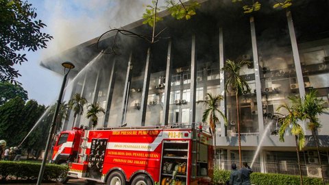 FOTO: Penampakan Kobaran Api Disertai Asap Hitam Hanguskan Gedung Bakamla