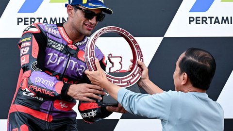 FOTO: Juara MotoGP Indonesia 2024, Jorge Martin Terima Trofi Kemenangan dari Jokowi