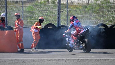 FOTO: Momen Motor Marc Marquez Terbakar dan Sempat Emosinya Meledak Gara-Gara Kelalaian Marshal MotoGP Mandalika